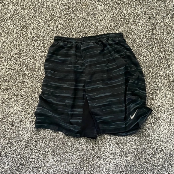 Nike M linered athletic shorts - Picture 1 of 2